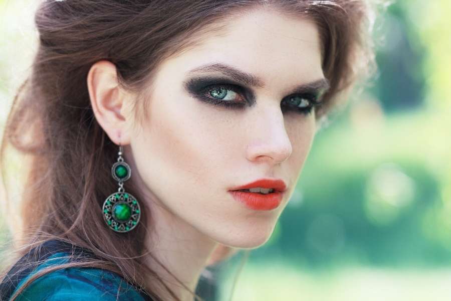 Femme arborant un maquillage des yeux smoky eyes intense et ténébreux.